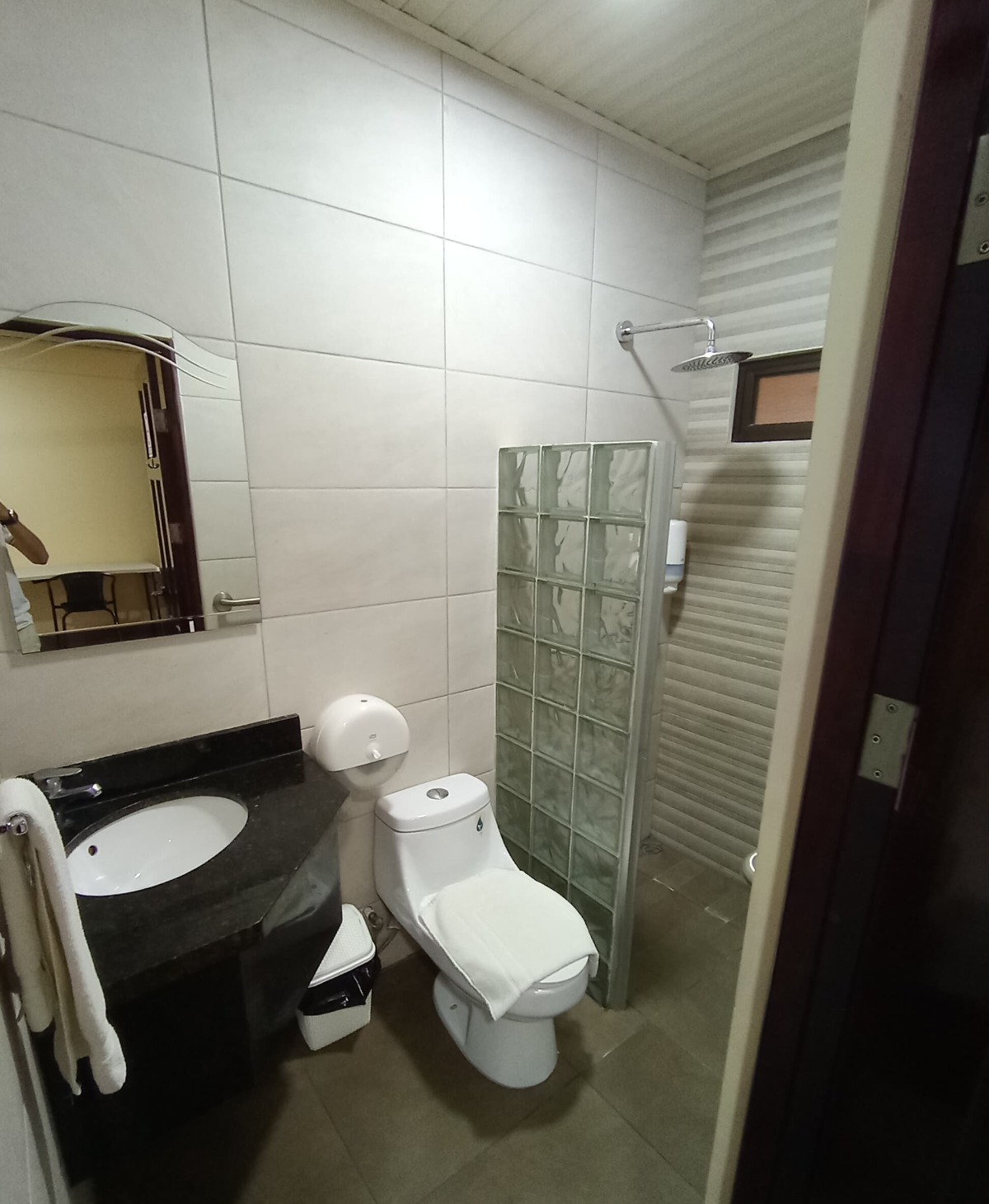 Baño privado con mueble de granito y ducha de lluvia