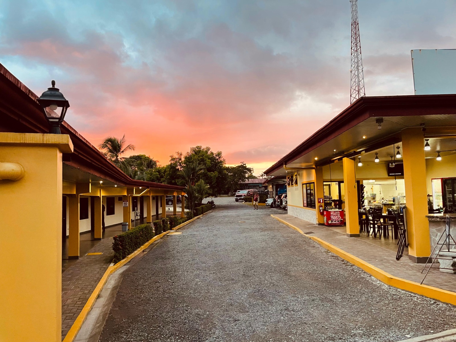 Atardecer rosado sobre las habitaciones del Hotel Oasis en Paso Canoas