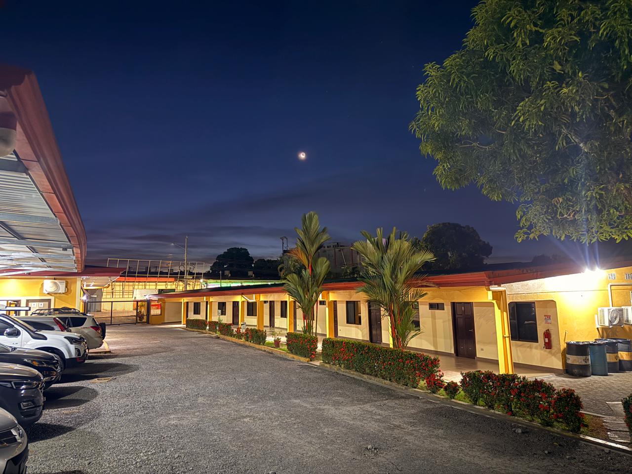 Fila de habitaciones del Hotel Oasis bajo la luna